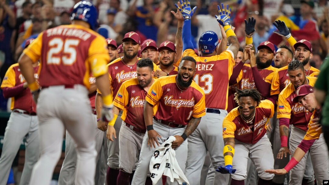 Los compañeros de equipo animan a Anthony Santander (25) de Venezuela después de conectar un jonrón en el partido del Clásico Mundial de Béisbol contra Puerto Rico, el domingo 12 de marzo de 2023, en Miami . (Foto AP/Wilfredo Lee)