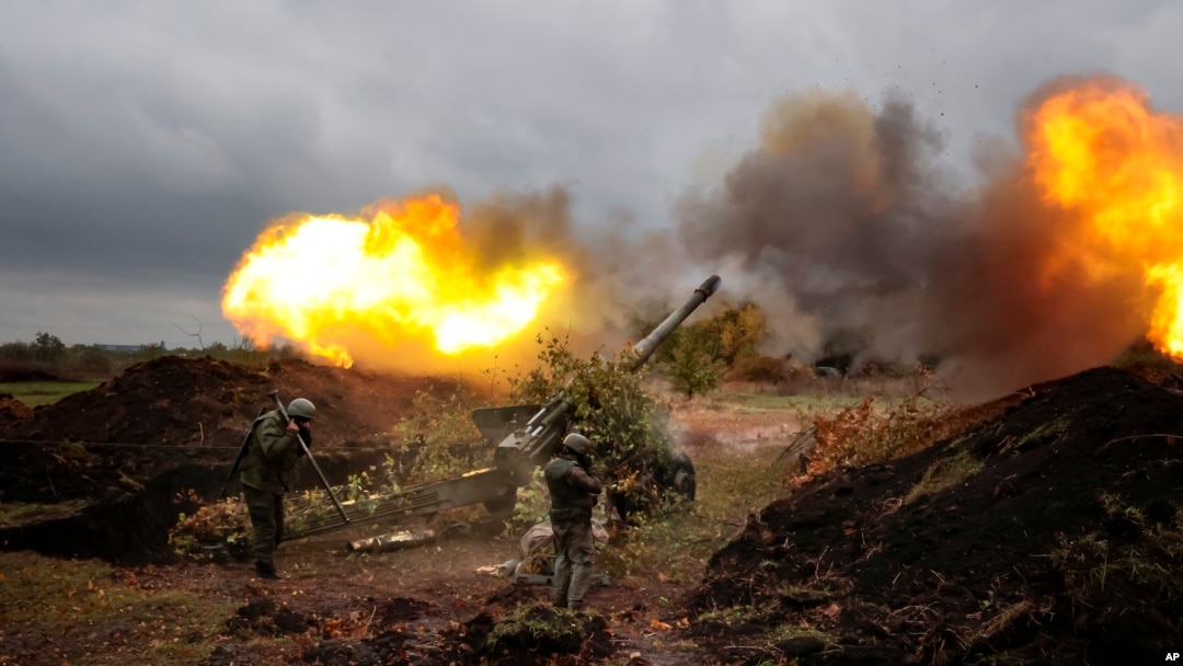 Servicemen fire from their 152-mm gun 2A36 «Giatsint-B» howitzer from their position at Ukrainian troops at an undisclosed location in Donetsk People's Republic, eastern Ukraine, Oct. 11, 2022.