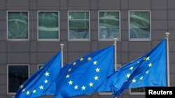 Флаги Евросоюза у здания штаб-квартиры организации в Брюсселе (фрхивное фото)