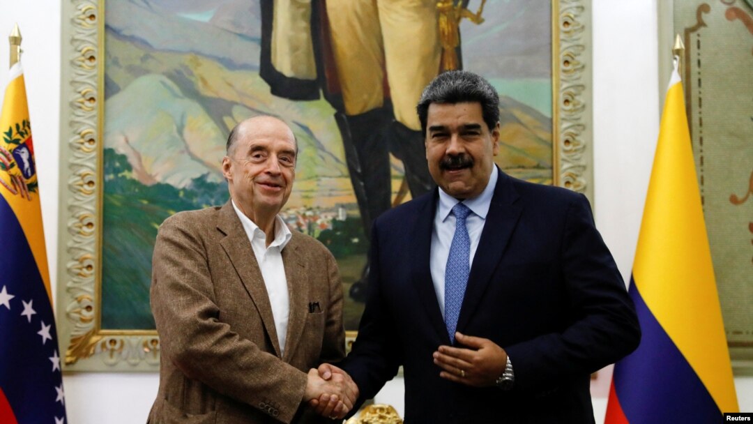 El presidente de Venezuela, Nicolás Maduro (der.) y el ministro de Relaciones Exteriores de Colombia, Álvaro Leyva, se dan la mano en el Palacio de Miraflores, en Caracas, Venezuela, el 4 de octubre de 2022.