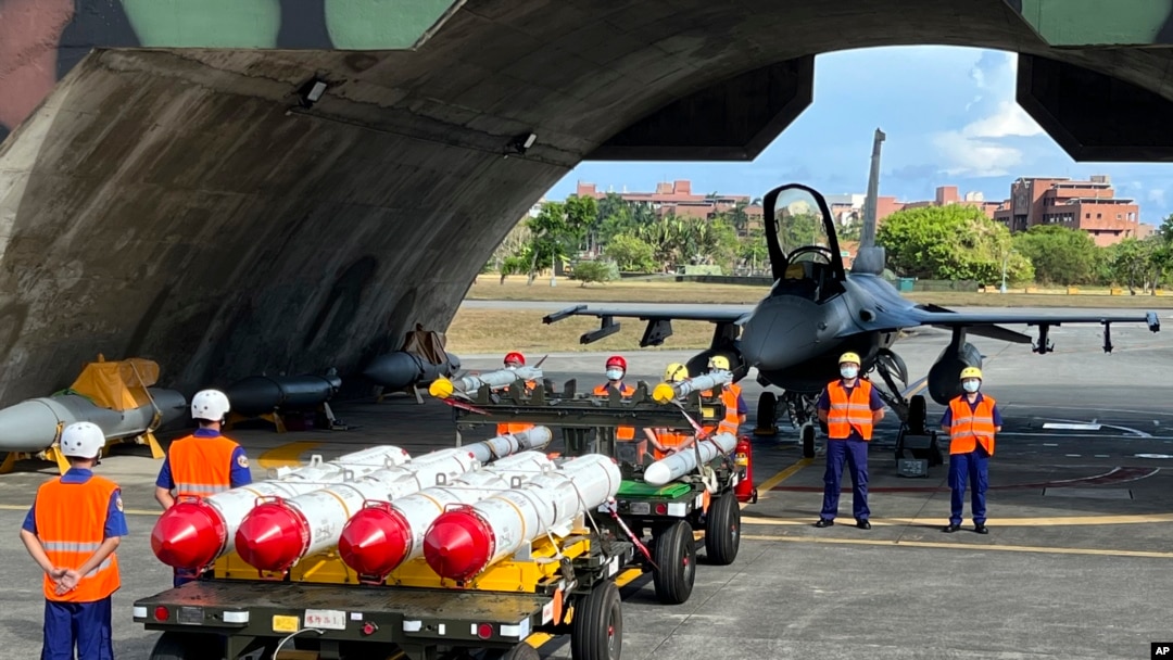 타이완군 장병들이 지난해 8월 훈련 중 미국산 하푼 A-84 대함미사일과 AIM-120.AIM-9 공대지 미사일을 탑재하기 위해 F-16V 전투기 앞에서 준비하고 있다. (자료사진)