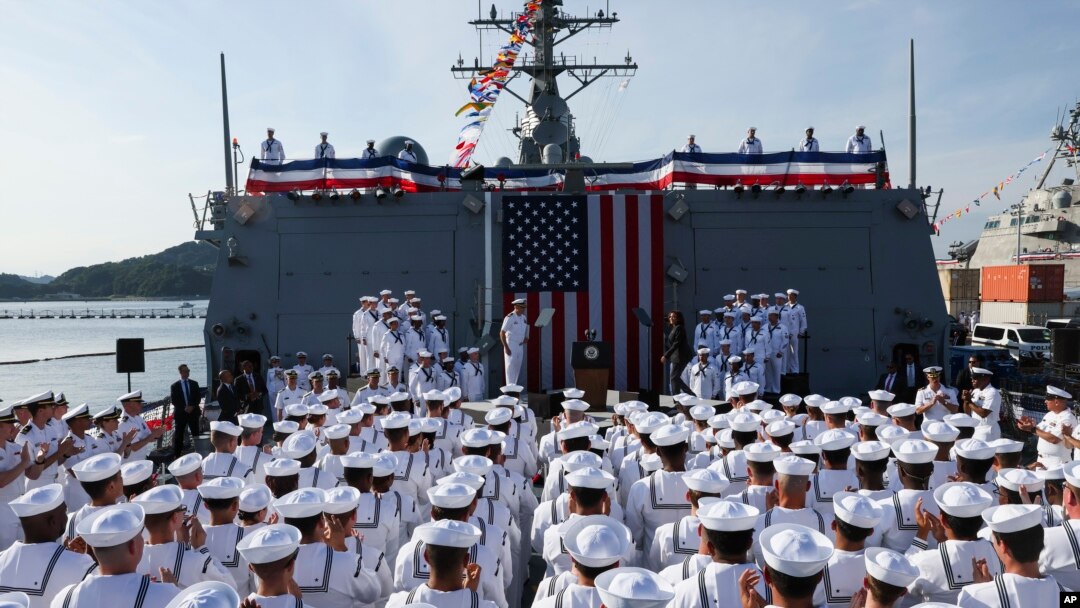 Vis Prezidan Etazini Kamala Harris pwononse yon diskou pandan yon vizit sou bato lage Ameriken USS Howard, ki akoste nan Baz Naval Yokosuka, o sid Tokyo, Mekredi 28 Sept. 20222.