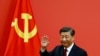 2022年10月23日，中共领导人习近平带领中共新一届中央政治局常委与中外媒体见面期间讲话后招手。