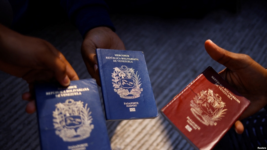 Migrantes venezolanos muestran sus pasaportes en Ciudad Juárez, México, el 16 de octubre 2022.