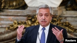 El presidente argentino, Alberto Fernández, habla durante un evento en Buenos Aires el 18 de abril de 2022. Foto Reuters.