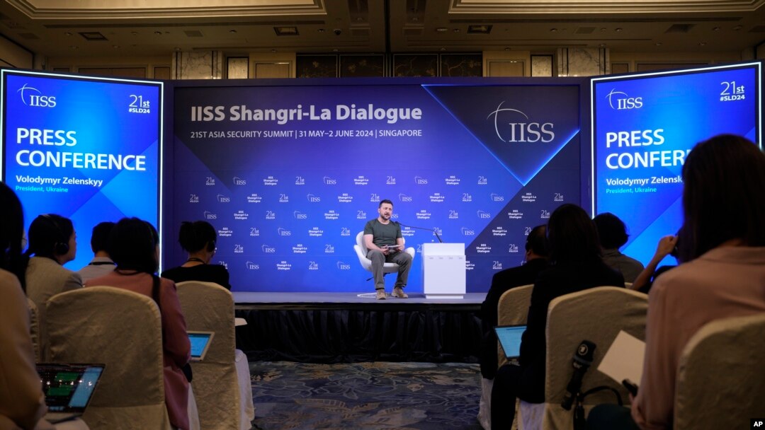 El presidente ucraniano, Volodymyr Zelenzkyy, habla en una conferencia de prensa en Singapur el 2 de junio de 2024.
