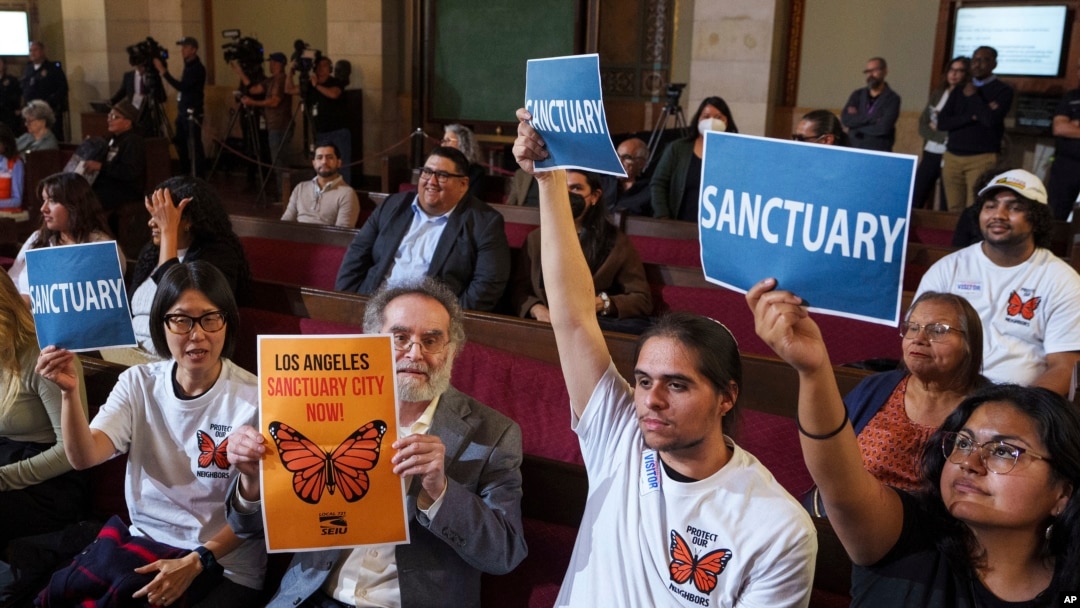 Miembros de grupos proinmigrantes celebran la aprobación de una ordenanza en Los Ángeles que ratifica la condición de Ciudad Santuario, el 19 de noviembre de 2024.