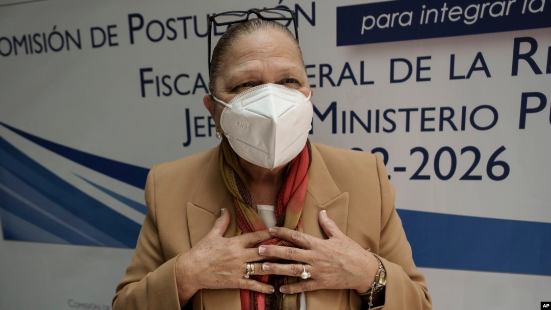 La procuradora general de Guatemala, Consuelo Porras, quien busca la reelección, habla con la prensa después de una entrevista con una comisión electoral en la Ciudad de Guatemala, el 6 de abril de 2022.