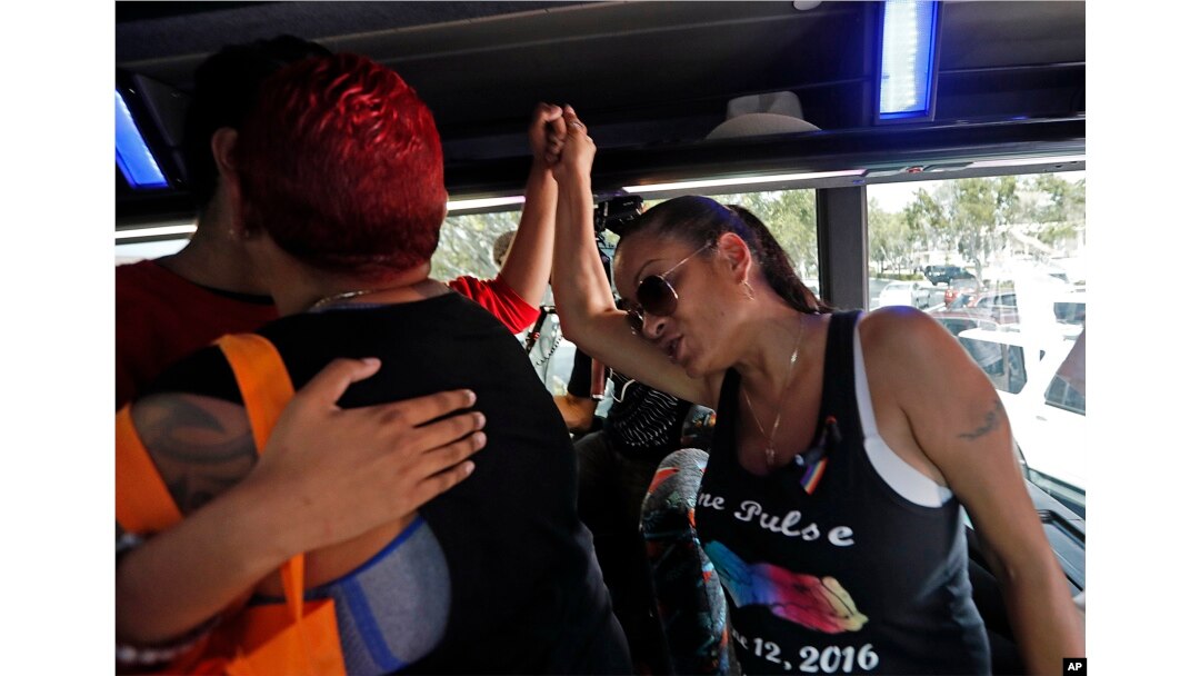 India Godman, sobreviviente del tiroteo en el club Pulse abraza a Tanzil Phillip (16), estudiante de la escuela Stoneman Douglas en Parkland, Florida. Feb. 20 de 2018.