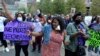 Ayisyen Ameriken chante slogan pandan yon manifestasyon nan Boston, 24 Sept. 2021