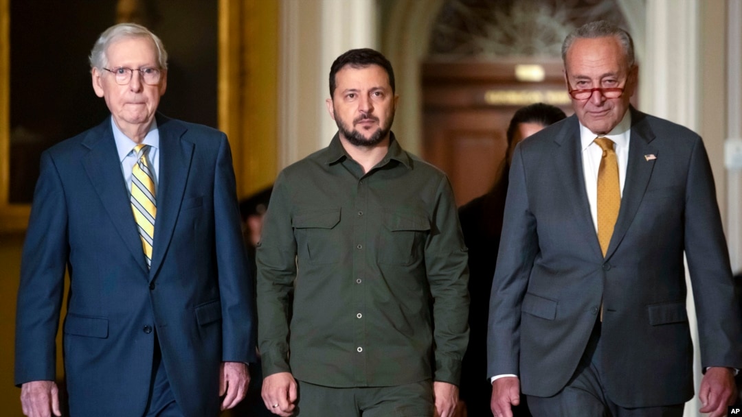 El presidente ucraniano, Volodymyr Zelenskyy (centro), camina con el líder de la mayoría del Senado , Chuck Schumer (der) y el líder de la minoría, Mitch McConnell (izq), durante una visita al Capitolio de EEUU el 21 de septiembre de 2023.