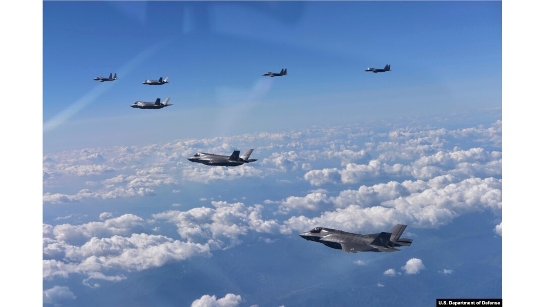 31일 미한 공군 연합 항공차단 작전에서 한국 공군 F-15K 전투기와 미국 해병대 F-35B 스텔스 전투기가 함께 비행하고 있다.