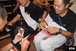 2019年7月3日，有路人送给香港绝食者陈凯兴避暑用品 （美国之音记者申华拍摄）