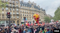 Thousands joined the traditional International Workers' Day protest in Paris, canceled last year because of coronavirus, May 1, 2021. (Lisa Bryant/VOA)
