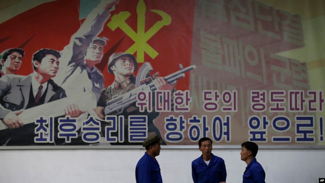 지난달 6일 북한 평양 326 전선공장 벽에 선전 구호를 담은 대형 포스터가 걸려 있다. (자료사진)
