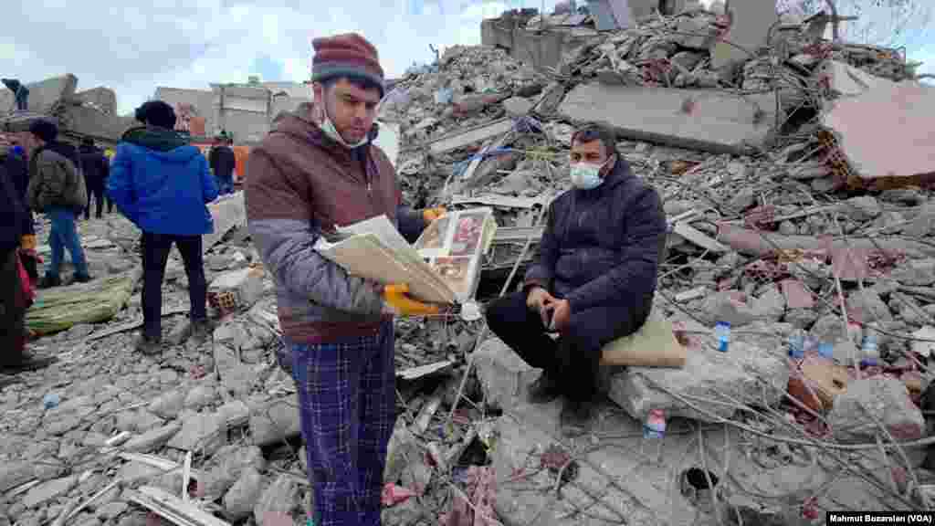 Acılı aileler enkaz altında yakınlarını beklerken ve kurtarma çalışmalarına destek verirken bir yandan buldukları eşyalar ve eski fotoğraflarla avunmaya çalışıyor. 