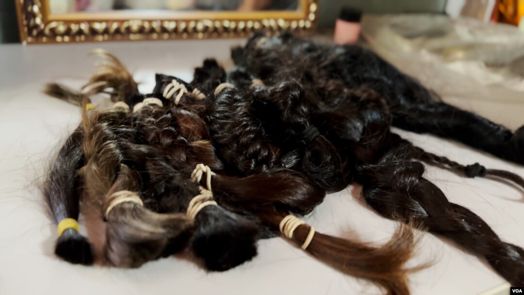 Trenzas de cabello donado para la elaboración de pelucas para pacientes con cáncer. [Foto: Nicole Kolster, VOA].