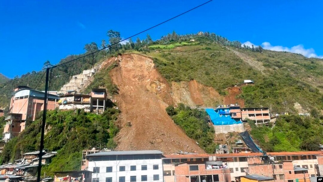 ARCHIVO - Esta foto proporcionada por la Municipalidad de Parcoy muestra el camino de un deslizamiento de tierra en Parcoy, Perú, eN marzo de 2022.