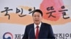 윤석열 한국 대통령 당선인이 서울 통의동 대통령직인수위원회 사무실에서 기자회견하고 있다. (자료사진)