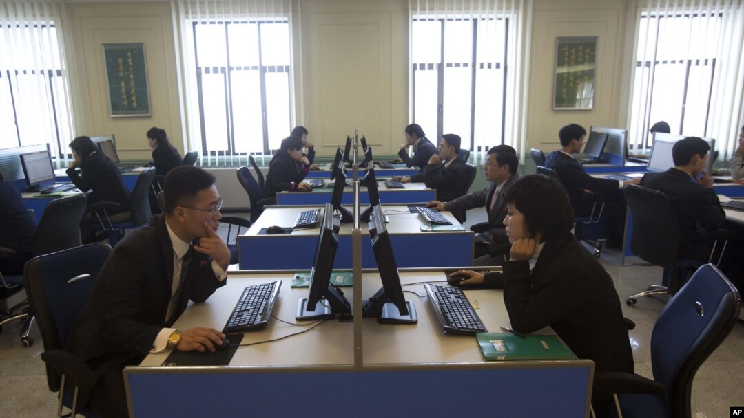 지난해 1월 북한 평양 김일성종합대학교 전산실에서 학생들이 컴퓨터를 사용하고 있다.