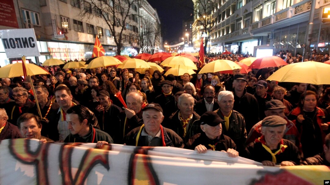 Manifestantes en Skopie, Macedonia, protestan contra la designación del albanés como segundo idioma oficial de la nación. Abril 3 de 2017.