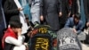 亲属为2021年5月8日喀布尔女校外爆炸事件遇害者默哀（路透社2021年5月9日） 