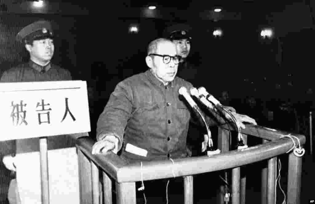 1980年12月18日,陈伯达在中华人民共和国最高人民法院特別法庭被告席上。他后来被判18年徒刑。陈伯达曾是中共文胆,担任过中央文革小组组长,在中共八届十一中全会上成为中共第五号人物,后来排在他前面的陶铸倒台,陈伯达上升为第四把手。他是中共第九届政治局五位常委之一。在毛众多秘书中,陈伯达担任秘书时间最长,共31年。