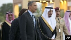 El príncipe Salman bin Abdulaziz Al Saud acompaña al presidente Barack Obama a su encuentro con el rey Abdulá en marzo de 2014.