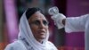 የኮሮና ቫይረስ ወረርሽኝን ለመቆጣጠር በአዲስ አበባ ዘውዲቱ ሆስፒታል የሙቀት መጠን ሲለካ። ብዙዎች በኮሮና ቫይረስ እንደ ትኩሳትና ሳል አይነት መጠነኛ ምልክት ሲያሳዩ ከ 2-6 ሳምንት ጊዜ ውስጥም ይድናሉ። በእድሜ ገፋ ላሉና የቀደመ ህመም ላለባቸው ሰዎች ግን ቫይረሱ የሳምባ ምችን ጨምሮ የከፋ ህመሞችን ያስከትላል። 
