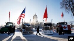 Manifestan Kanadyen kap pwoteste kont restriksyon COVID-19 yo nan pwovens Manitoba, O Kanada, 4 Fevriye 2022.