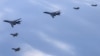 1일 한국 서해 상공에서 실시된 2023년 첫 미한 연합공중훈련에 미군 B-1B 전략폭격기(가운데)와 F-22 전투기(아래), 한국군 F-35 전투기가 동원됐다.