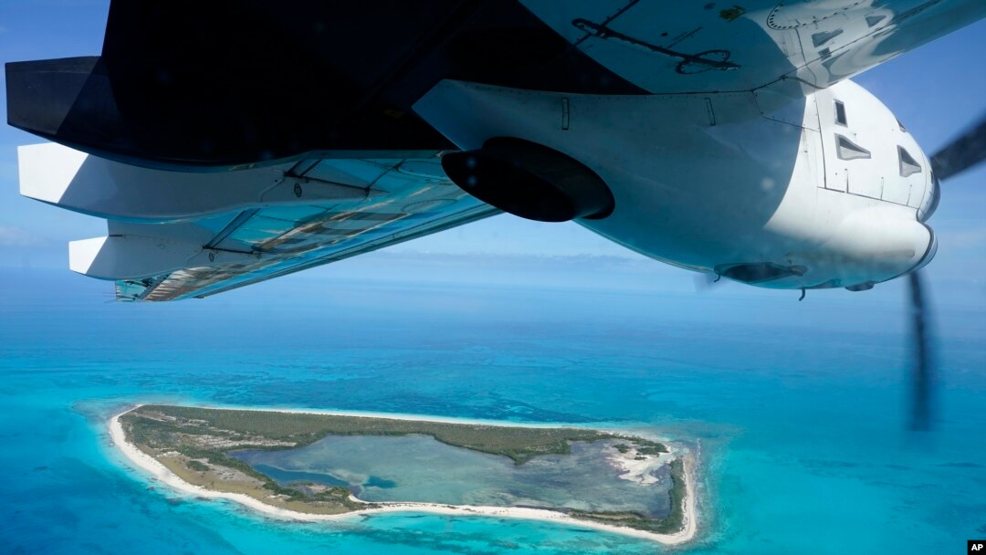 Un avión de la Guardia Costera de Estados Unidos patrulla el Banco de Cayo de Sal, en las Bahamas, durante una búsqueda de migrantes, el 20 de enero de 2023.