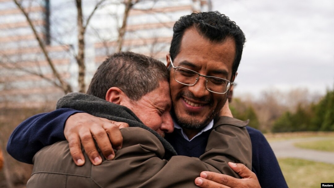 Un simpatizante abraza al ex candidato presidencial nicaragüense Félix Maradiaga tras su llegada a EEUU, el jueves 9 de febrero de 2023.