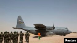 Um avião C-130 da Força Aérea dos EUA durante o exercício militar Flintlock 2014 em Diffa, Níger, 8 de março de 2014.

