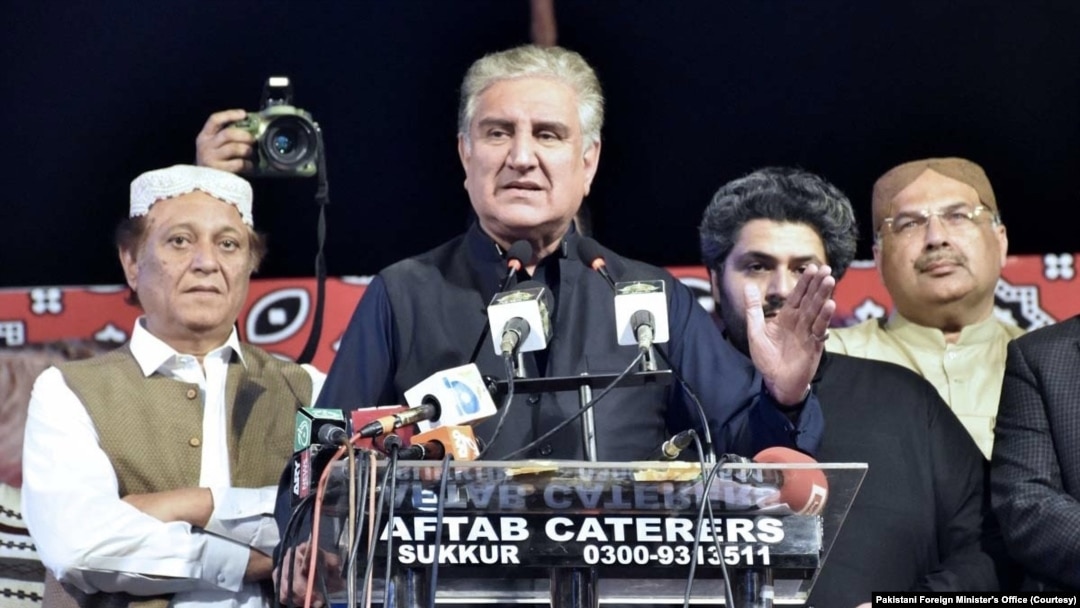 El ministro de Relaciones Exteriores de Pakistán, Shah Mehmood Qureshi, asiste a un mitin político en Sindh, Pakistán. [Cortesía de la Oficina del Ministro de Relaciones Exteriores de Pakistán].