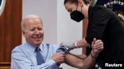 Presidenti Joe Biden mori dozën e dytë përforcuese të vaksinës