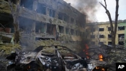 Imodokari iriko irasha ahari ibitaro vy'abana vyatewe na bombe i Mariupol, Ukraine, kw'itariki 9/03/2022