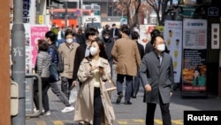 지난 16일 한국 서울 시내 명동 거리에서 마스크를 쓴 시민들이 걷고 있다. (자료사진)