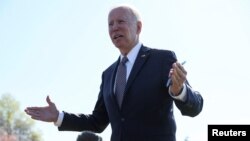 El presidente de EE. UU., Joe Biden, habla con los periodistas en la Casa Blanca en Washington el lunes, 4 de abril de 2022.