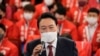 韩国首尔，最大在野党国民力量党候选人尹锡悦在接受党员和立法者的祝贺时发言（2022年3月10日）。