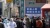 上海民众排队等候接受新冠病毒核酸检测。(2022年3月11日)