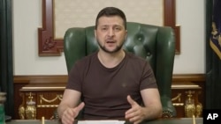 Perezida wa Ukraine Volodymyr Zelenskyy ashikiriza ijambo ari i Kiev, ku murwa mukuru wa Ukraine, ku musi w'Imana, itariki 20/03/2022