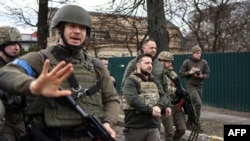 Perezida wa Ukraine Volodymyr Zelenskyy mu gisagara ca Bucha, mu burarukobw'umurwa mukuru Kiev, kw'itariki ya 4/04/2022