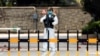 2022 年 3 月 15 日香港爆發新冠病毒期間，一名身穿個人防護裝備的中國解放軍士兵在香港的解放軍總部入口守衛。（路透社照片) 
