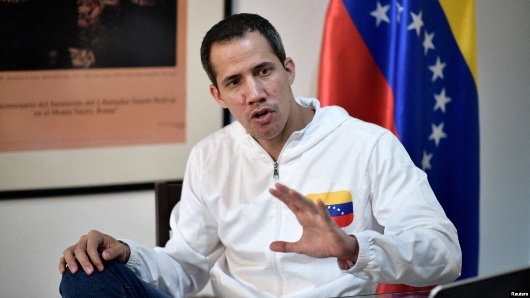 El líder de la oposición venezolana, Juan Guaidó, habla durante una entrevista con Reuters, en Caracas, Venezuela, el 6 de diciembre de 2022. REUTERS/Gaby Oraa/Foto de archivo
