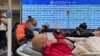 Los pacientes yacen en camas y camillas en un pasillo del departamento de emergencias de un hospital, en medio del brote de la enfermedad por coronavirus (COVID-19) en Shanghái, China, el 4 de enero de 2023. REUTERS/Personal
