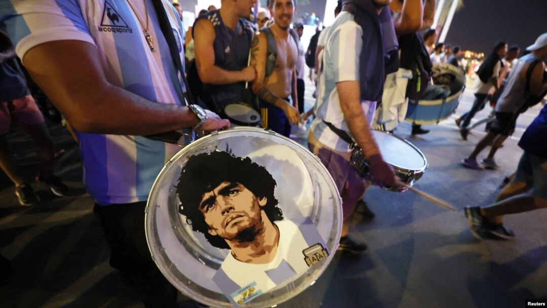 Un fanático de Argentina sostiene su tambor mostrando una imagen del exjugador Diego Maradona en Doha, Qatar, 25 de noviembre de 2022. Corniche REUTERS/Lee Smith