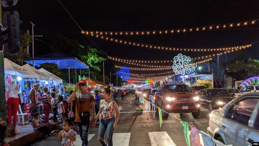 ARCHIVO. Personas caminan en una avenida en Managua, Nicaragua, el 23 de diciembre de 2021. VOA