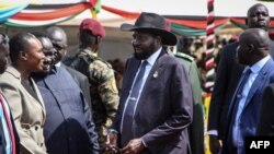O Presidente Salva Kiir (centro) do Sudão do Sul assiste à cerimónia de partida das Forças de Defesa Popular do Sul do Sudão, em Juba, em 28 de Dezembro de 2022. 