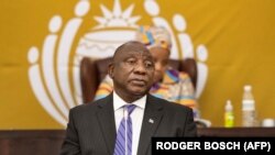 Cyril Ramaphosa discursando no parlamento sul-africano depois de acusado de lavagem de dinheiro
SAFRICA-POLITICS-PARLIAMENT-THEFT-CORRUPTION-RAMAPHOSA
